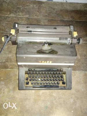 FACIT HINDI TYPEWRITER in a very good condition.