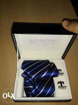 The brand new arrow tie with cufflinks with ready