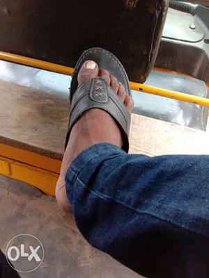 Unpaired Black And Gray Flip-flop