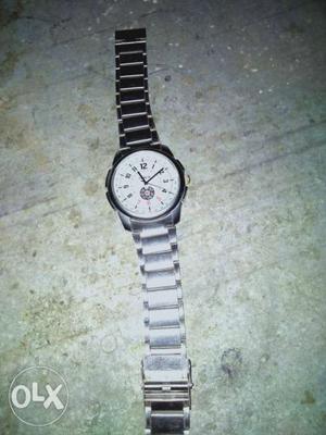 It is a cool watch and when u wear it u feel