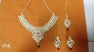 It is bridal set neckles