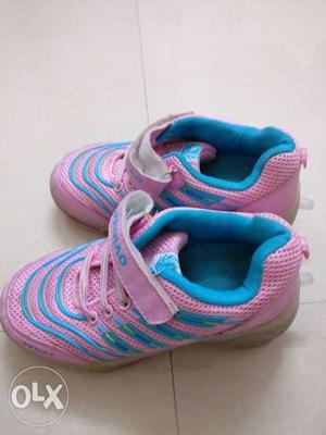 Roller wheel shoes
