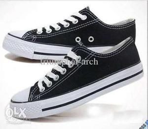 Unpaired Black And White Vans Low-top Sneaker