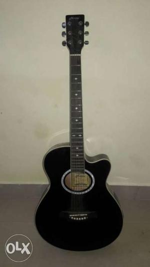 Hertz Acoustic guitar. Selling it for Rs.