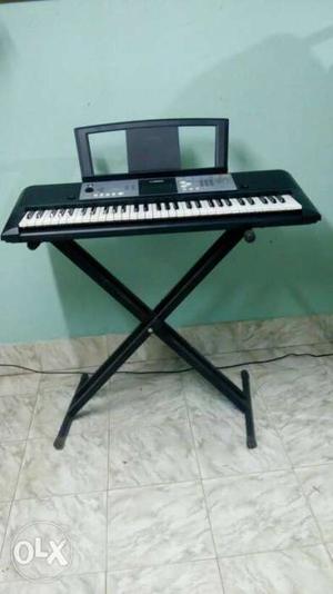Keyboard YAMAHA.PSR E233 WITH STAND. Not used