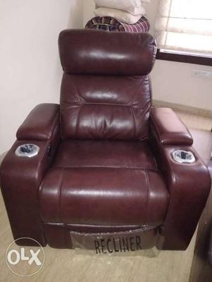 Brand new recliner.. we r leaving to U.S rate