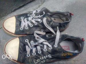 Levi's canvas shoes. In a very good condition!