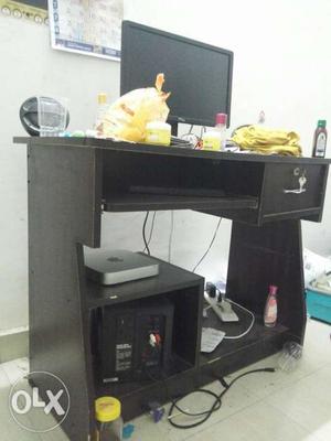 2 month old computer table for sale