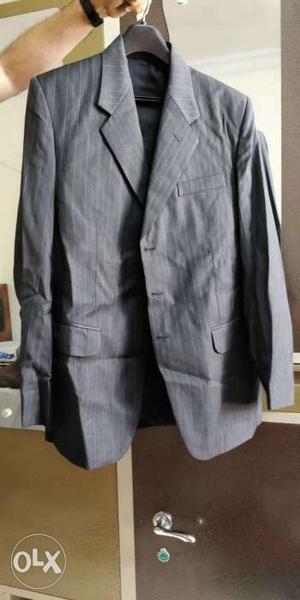 Available for purchase 5 Men's suits of 42" size