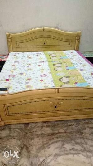 Box bed with setti