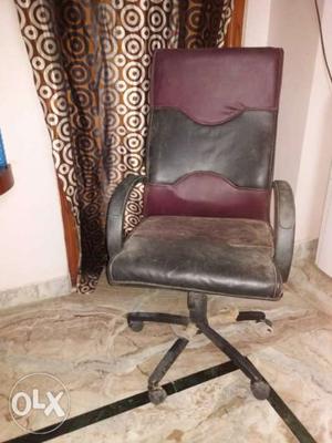 Executive chair with minor problem to change its