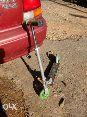 Kids scooter, age 3-8 years, in good condition,
