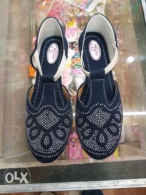 Ladies shoes new sealed all size available..