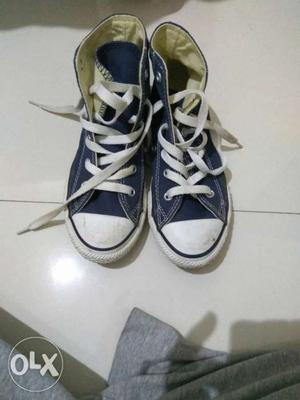 Converse canvas shoes high ankle made in Vietnam.