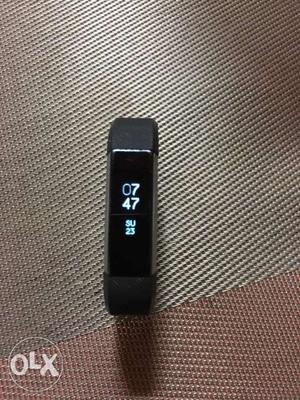 Fitbit Alta (L) with Black Band.