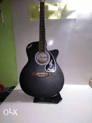 Only 5 months used guitar, without any issues.