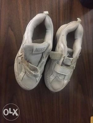 Used White Nike shoes for 4 years old