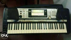 Yamaha PSR 740 Electronic Keyboard