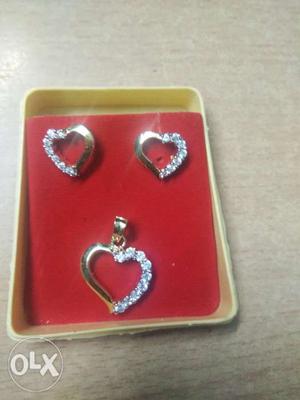 Pendal and earring set