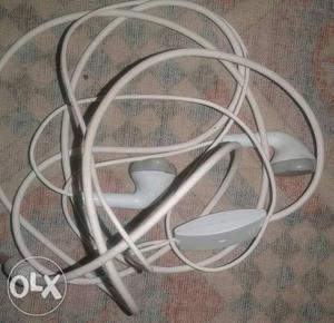 Samsung white earphones 3.5 mm only 3 month used