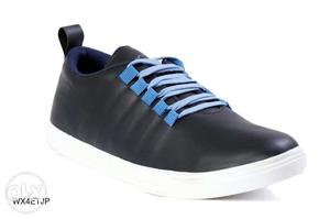 Stylish and comfy sneakers for men Size: