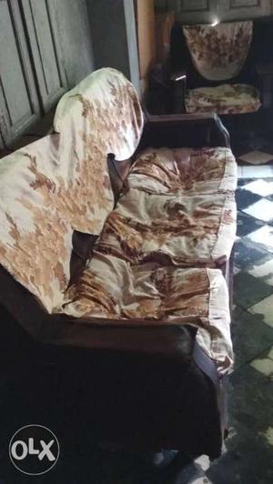 5 seated sofa set in not good condition...urgent