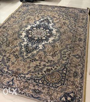 Beautiful 8ft by 5.5 ft woolen carpet.