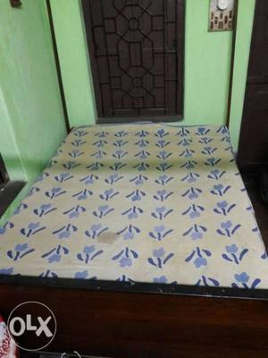 Double bed with karlon mattress in a very good 7.