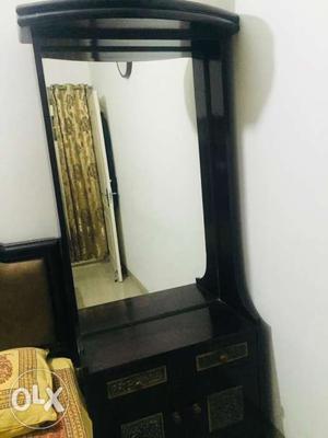 Dressing table with broad mirror. size:2.5 feet