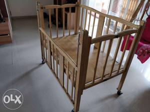 Foldable wooden baby cot