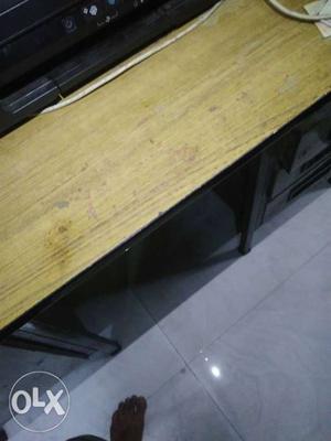 Office table, good condition.just like that a 6