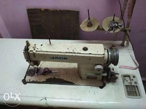 Sewing machine: good condition.