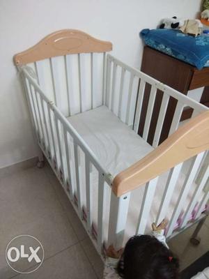 Sunbaby cot with mattress, side pillows, mosquito