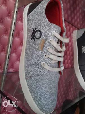 Unpaired Gray And Pink Low-top Sneaker