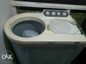 Whirlpool semi automatic washing machine in good