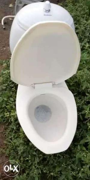 White Ceramic Toilet Bowl With Cistern