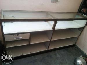 A wooden counter 6 ft long in vry gud condition