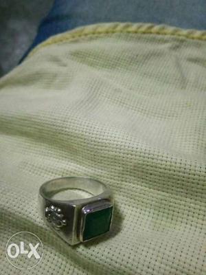 100/:pure emerald stone size 5 crt silver ring