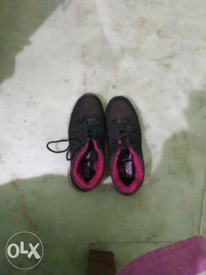 Girls shoes in black n pink shade its 8no.urgent