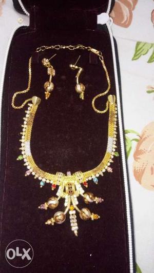 Jewellery necklace set with ear tops