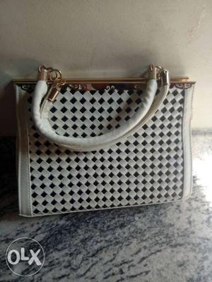 Ladies Hand Bag Reliance Company Rs. 500 Each
