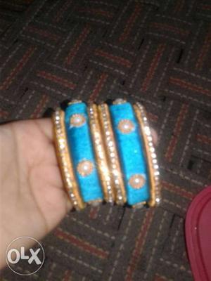 This a set of 6 bangles with a unique design