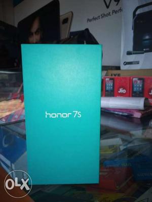 Fresh new seal pack with bill Honor 7s black