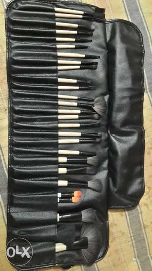 Foolzy makeup brushes - 25 sets with 2 colourbar