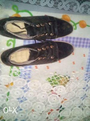 Urjent sell this shoes is in good condition plss