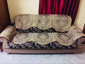 5 seater sofa set in very good condition. selling