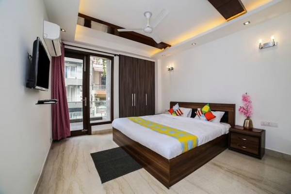 Apartment floor in south delhi for rent for expats or