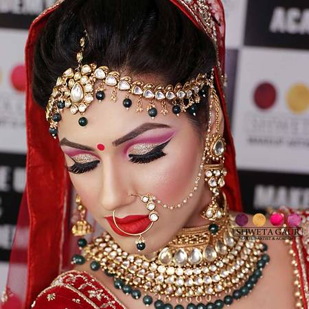 Makeup artist in Delhi for makeup lookers