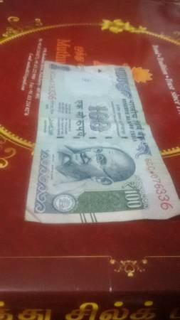 100 Rupee note with star