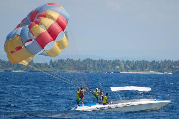 Parasailing in Goa will let you explore the place from top
